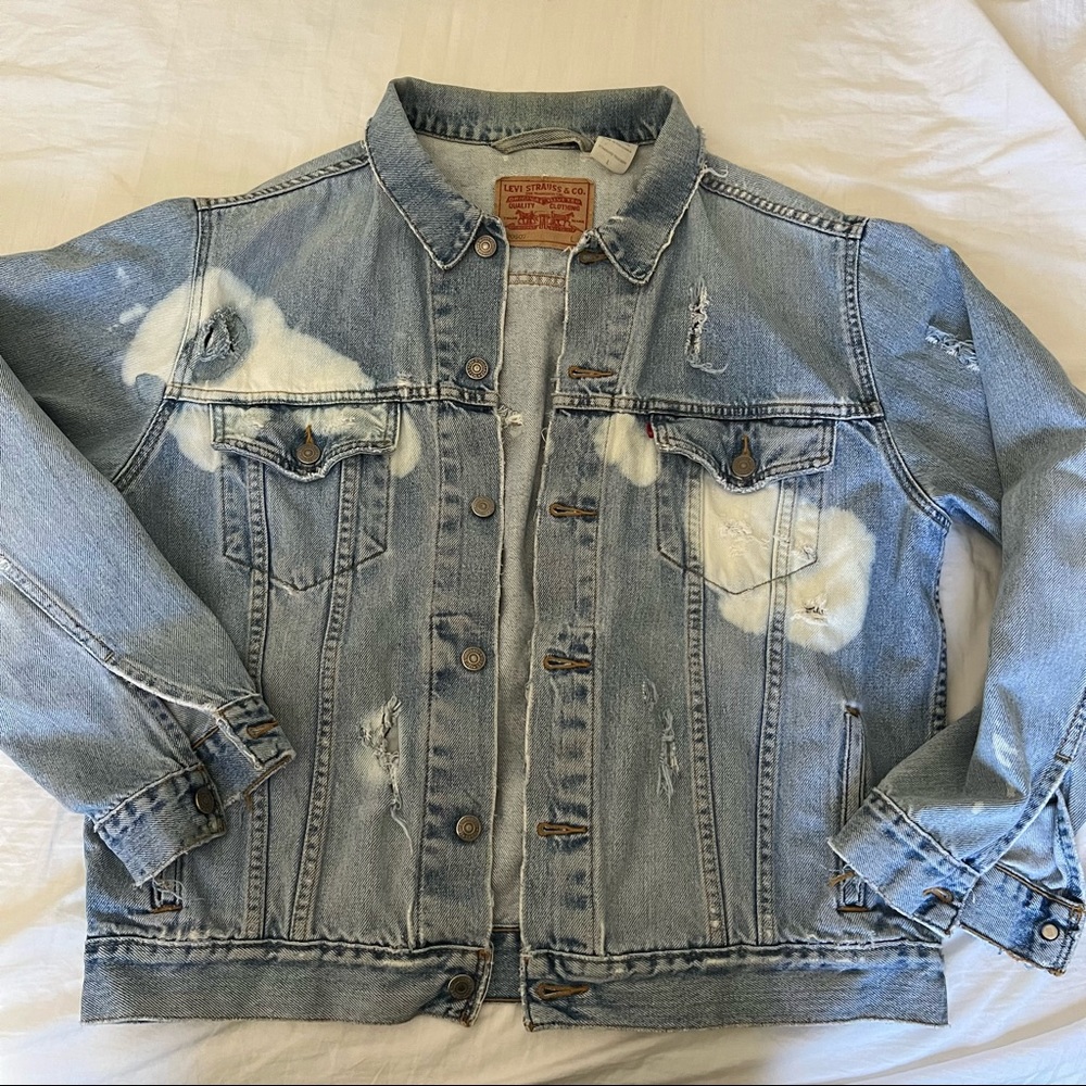 LEVI’S • Standard Custom Denim Distressing Trucker Jacket Large